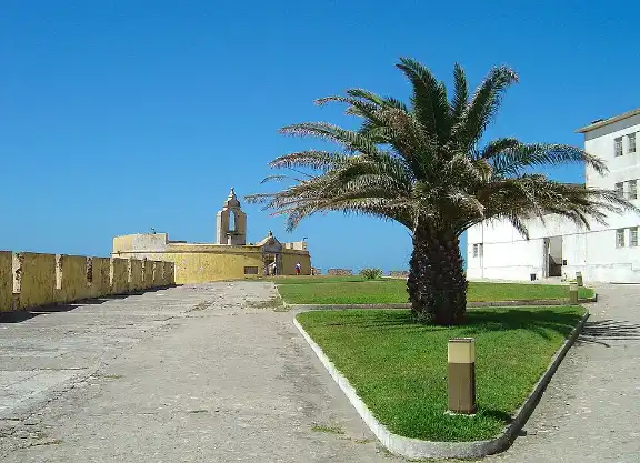 Fortaleza de Peniche, monumento histórico junto ao oceano Atlântico.