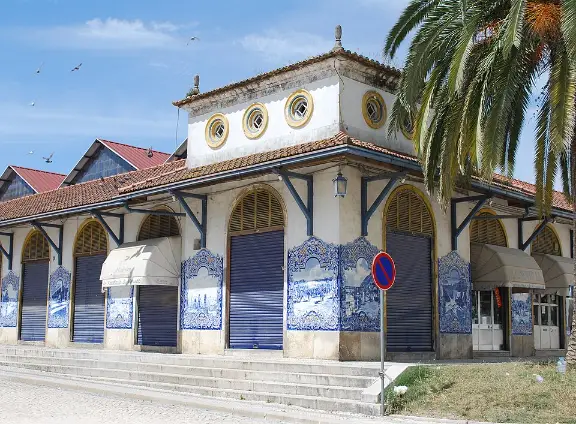 Antigo Mercado Municipal de Santarém decorado com painéis de azulejos
