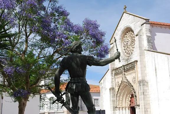 Igreja da Graça e estátua de Pedro Álvares Cabral em Santarém